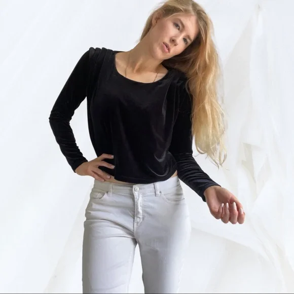 90’s black velvet top, ruched shoulder detail, long sleeves - Picture 12 of 13